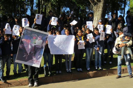 MOLESTIA. Alumnos marcharon por su amiga.