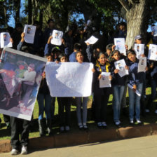 MOLESTIA. Alumnos marcharon por su amiga.