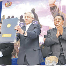 ACTO. La promulgacin de la norma, ayer, en la ciudad de Oruro.