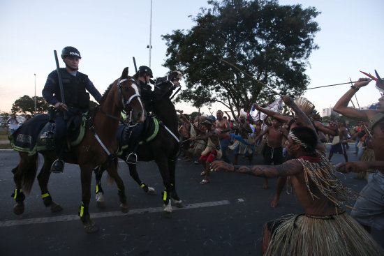 Continan las protestas en contra del Mundial de Brasil. Indgenas con trajes tpicos se enfrentaron a la Polica.