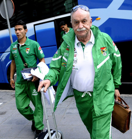 Azkargorta y los integrantes de la seleccin al llegar a Sevilla.