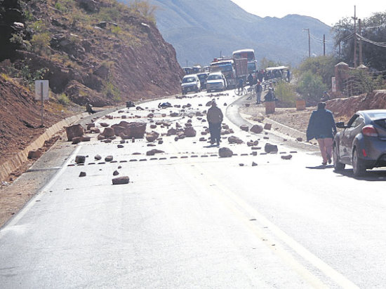 PRESIN. Los transportistas cinteos cerraron los pasos a Tarija y Potos en Camargo.