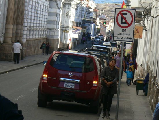 INFRACCIN. Ante la carencia de parqueos, los conductores terminan estacionando sus motorizados en sitios prohibidos.