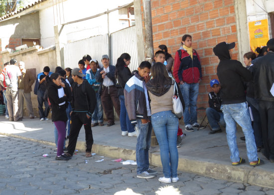 REGISTRO. Ayer continuaron formndose largas filas de jvenes para inscribirse al padrn biomtrico, en la zona de Poconas.