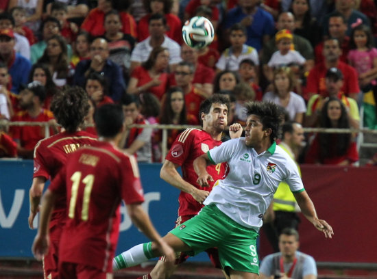 Una jugada del partido de ayer, disputado en el estadio Ramn Snchez Pizjun, entre Espaa y Bolivia.