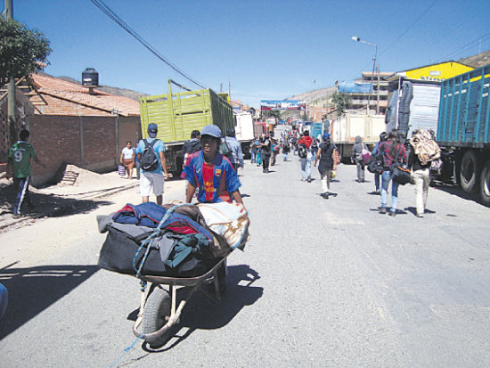 MEDIDAS. Seis das de bloqueo agobian a la poblacin potosina. El corte de la carretera Potos-Oruro se sita a la altura del Cruce Ventilla.