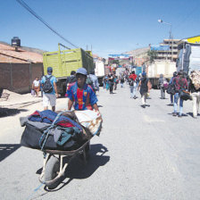 MEDIDAS. Seis das de bloqueo agobian a la poblacin potosina. El corte de la carretera Potos-Oruro se sita a la altura del Cruce Ventilla.