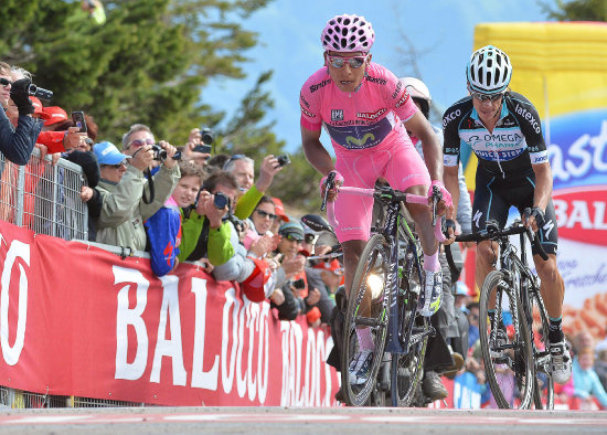 El colombiano Nairo Quintana (i) cruza la meta de la penltima etapa.