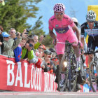 El colombiano Nairo Quintana (i) cruza la meta de la penltima etapa.