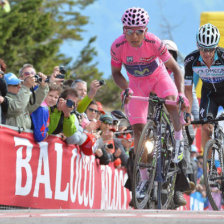 El colombiano Nairo Quintana (i) cruza la meta de la penltima etapa.