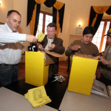 Miembros del Comit Electoral de The Strongest realizan el conteo de los votos.