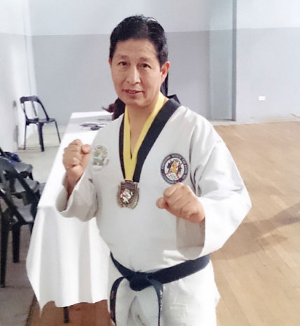 ngel Arana posa con sus medallas de oro conseguidas en Argentina.