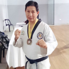 ngel Arana posa con sus medallas de oro conseguidas en Argentina.