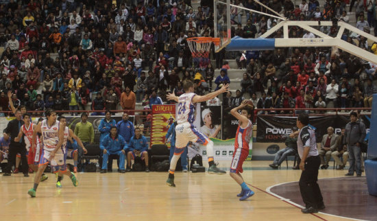 Amistad-Blacmar presion en la recta final del partido, lo igual, empero no pudo ganarlo en el tiempo complementario.