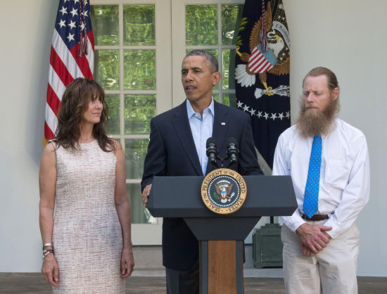 MANDATARIO. El presidente Obama junto a los padres del soldado Bergdahl.