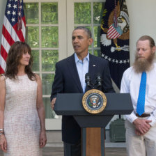 MANDATARIO. El presidente Obama junto a los padres del soldado Bergdahl.