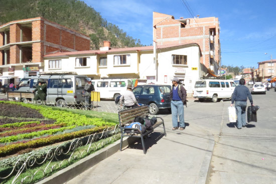 CONGESTIONAMIENTO. Las calles de la zona quedan obstruidas por el estacionamiento de buses, trufis y ms.