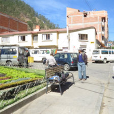 CONGESTIONAMIENTO. Las calles de la zona quedan obstruidas por el estacionamiento de buses, trufis y ms.