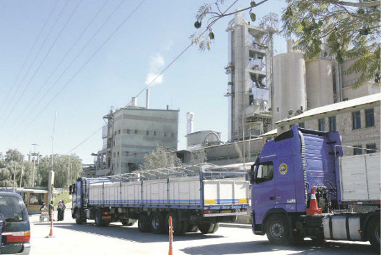 Servicio. El Transporte Pesado traslada el cemento a los principales mercados de Fancesa.