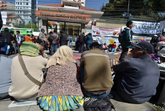 MEDIDAS. La anterior semana, campesinos paceos ya bloquearon el ingreso al TSE, en la Sede de Gobierno