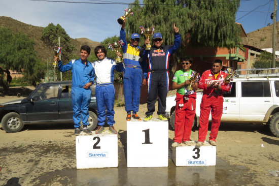 Jos Luis Prez (c) celebra en el podio de la categora R2B, una de las ms importantes de la competencia.