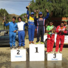 Jos Luis Prez (c) celebra en el podio de la categora R2B, una de las ms importantes de la competencia.