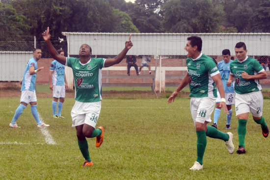 La celebracin del colombiano Quiones luego de marcar para Petrolero; el gol no le alcanz al equipo de Yacuiba para ganar el partido frente a Aurora, en Villamontes.