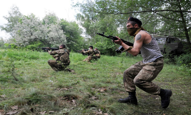 CRISIS. Rebeldes prorrusos continan enfrentndose al Ejrcito en el este de Ucrania.