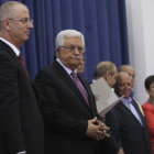 GOBIERNO. El presidente palestino, Mahmud Abs (c), supervisar al nuevo Ejecutivo.