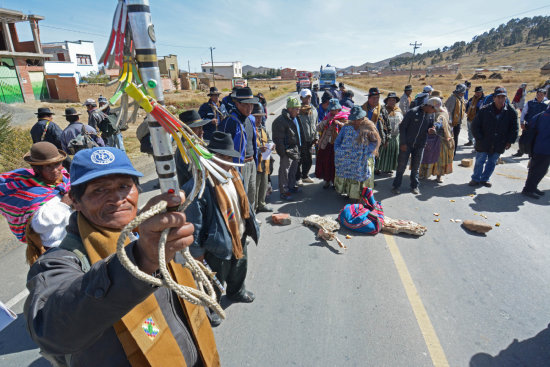 Jornada. El bloqueo en el altiplano paceo, ayer por la maana