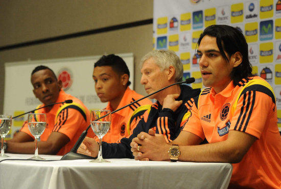 Falcao (d) habla durante la conferencia de prensa de ayer, junto al DT Pekerman (2-d), Muriel (2-i) y Perea (i).