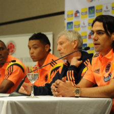 Falcao (d) habla durante la conferencia de prensa de ayer, junto al DT Pekerman (2-d), Muriel (2-i) y Perea (i).