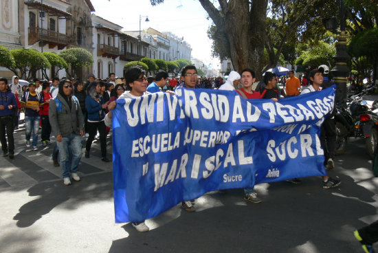 PROTESTA. Los estudiantes de la Escuela de Maestros llegaron hasta la Gobernacin a manifestar su desacuerdo con la clausura del ao acadmico.