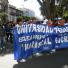 PROTESTA. Los estudiantes de la Escuela de Maestros llegaron hasta la Gobernacin a manifestar su desacuerdo con la clausura del ao acadmico.