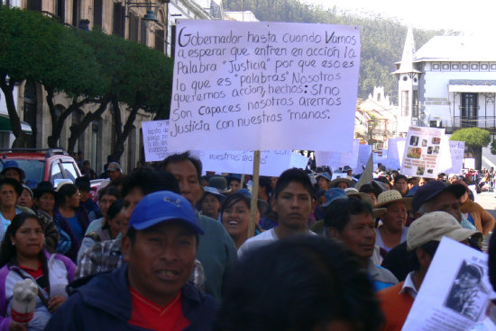 MARCHA. La desaparicin de Alejandra provoc reacciones en comerciantes que marcharon por las calles de Sucre.