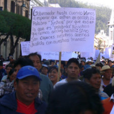 MARCHA. La desaparicin de Alejandra provoc reacciones en comerciantes que marcharon por las calles de Sucre.