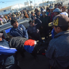 VIOLENCIA: La primera jornada de paro transcurri en medio de enfrentamientos violentos entre choferes y policas en El Alto.