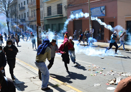 ENFRENTAMIENTOS. La Polica gasific a estudiantes que pretendan tomar el Rectorado.