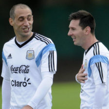 Los jugadores argentinos Pablo Zabaleta (i) y Lionel Messi.