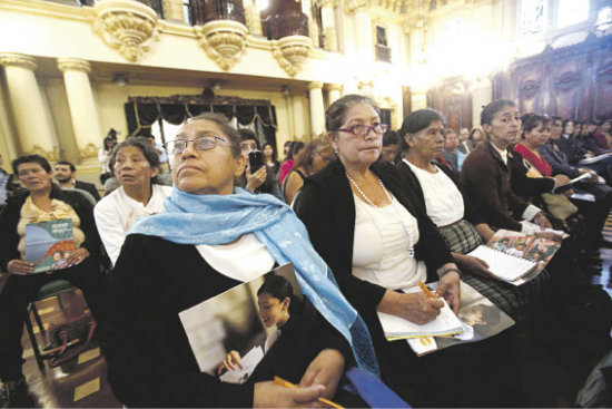 INFORME. Varias mujeres parteras participan en la presentacin de un informe que reivindica el papel de las comadronas en los partos.