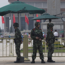 VIGILANCIA. Soldados vigilan los alrededores de la plaza de Tiananmen en Pekn, ayer, en el aniversario de la matanza.