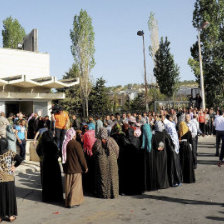 VOTACIN. Ciudadanos sirios residentes en el Lbano hacen cola ante un centro electoral.