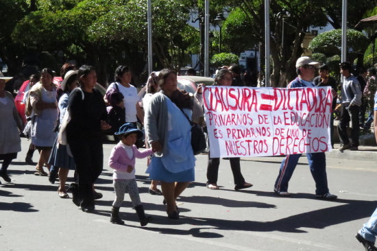 Protesta. La marcha de estudiantes y docentes de la Escuela de Maestros Mariscal Sucre fue apoyada por padres de familia.