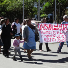 Protesta. La marcha de estudiantes y docentes de la Escuela de Maestros Mariscal Sucre fue apoyada por padres de familia.