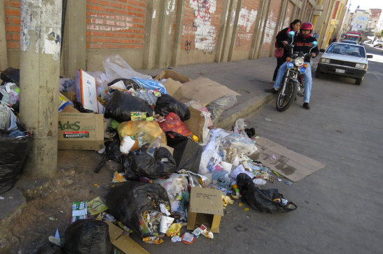 INDIGNANTE: Desde el lunes por la noche se formaron promontorios de basura en las calles de Sucre y empez a descomponerse poniendo en riesgo la salud pblico.