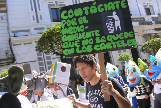 CREATIVIDAD. Los estudiantes elaboraron trajes de material reciclado.