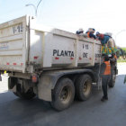 BLOQUEOS. Los vecinos optaron por el transporte particular para llegar a su destino.