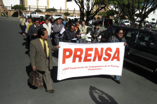 Protesta. La movilizacin de la prensa en Chuquisaca y La Paz, ayer.