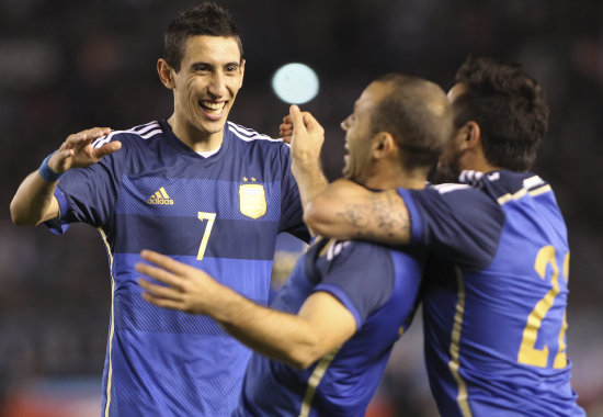 Los jugadores ngel Di Mara (i) y Ezequiel Lavezzi (d) felicitan a Javier Mascherano por su gol.