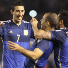 Los jugadores ngel Di Mara (i) y Ezequiel Lavezzi (d) felicitan a Javier Mascherano por su gol.